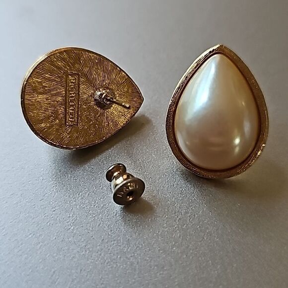 Vintage Classic Signed Richelieu Stud Earrings WOT - Picture 1 of 7